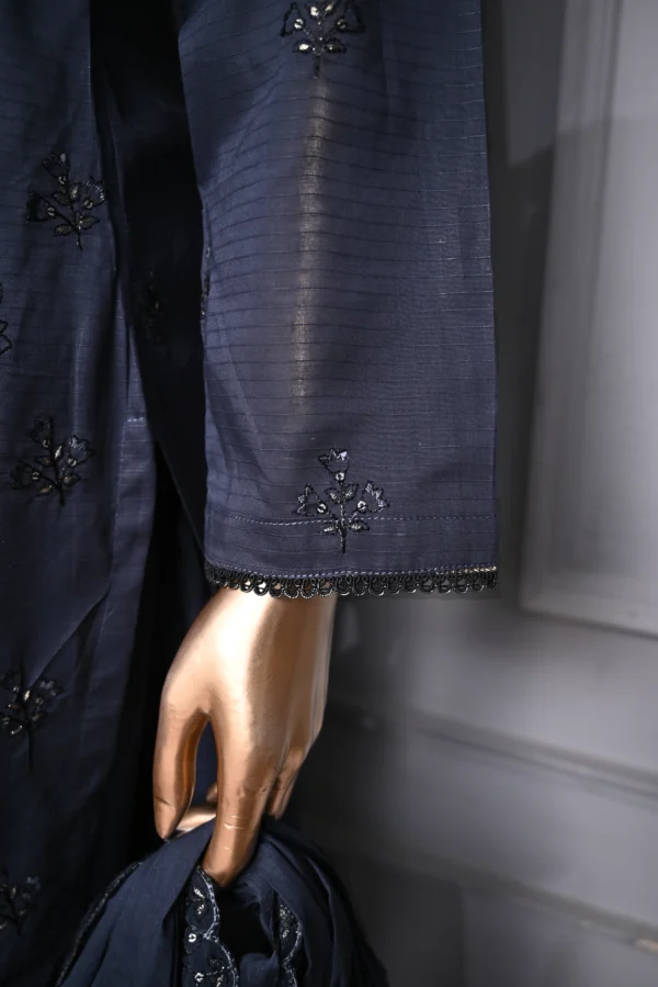 METALIC GREY 3 PIECE LAWN DORIA EMBROIDERED SUIT {UNSTITCHED} – 0105 – BINOSMAN - Image 4
