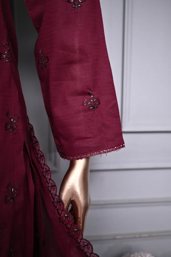 MAROON 3 PIECE LAWN DORIA EMBROIDERED SUIT {UNSTITCHED} – 0102 – BINOSMAN - Image 2